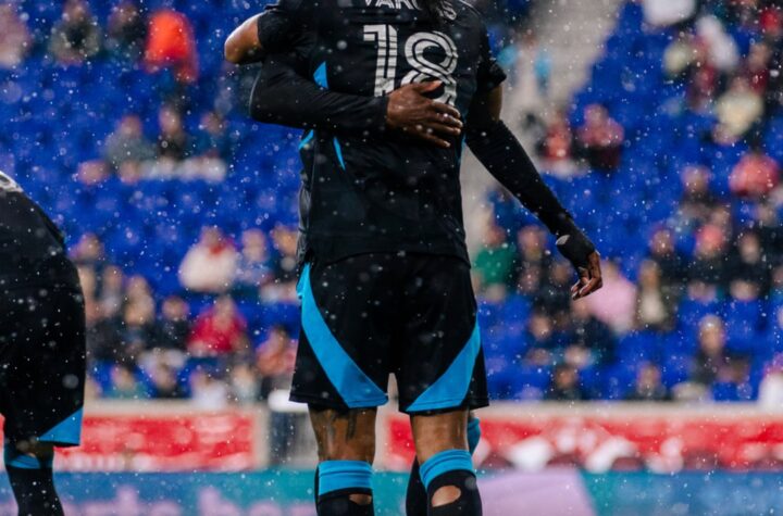 Zaha y Kerwin celebran el primer gol del Charlotte FC en el encuentro
