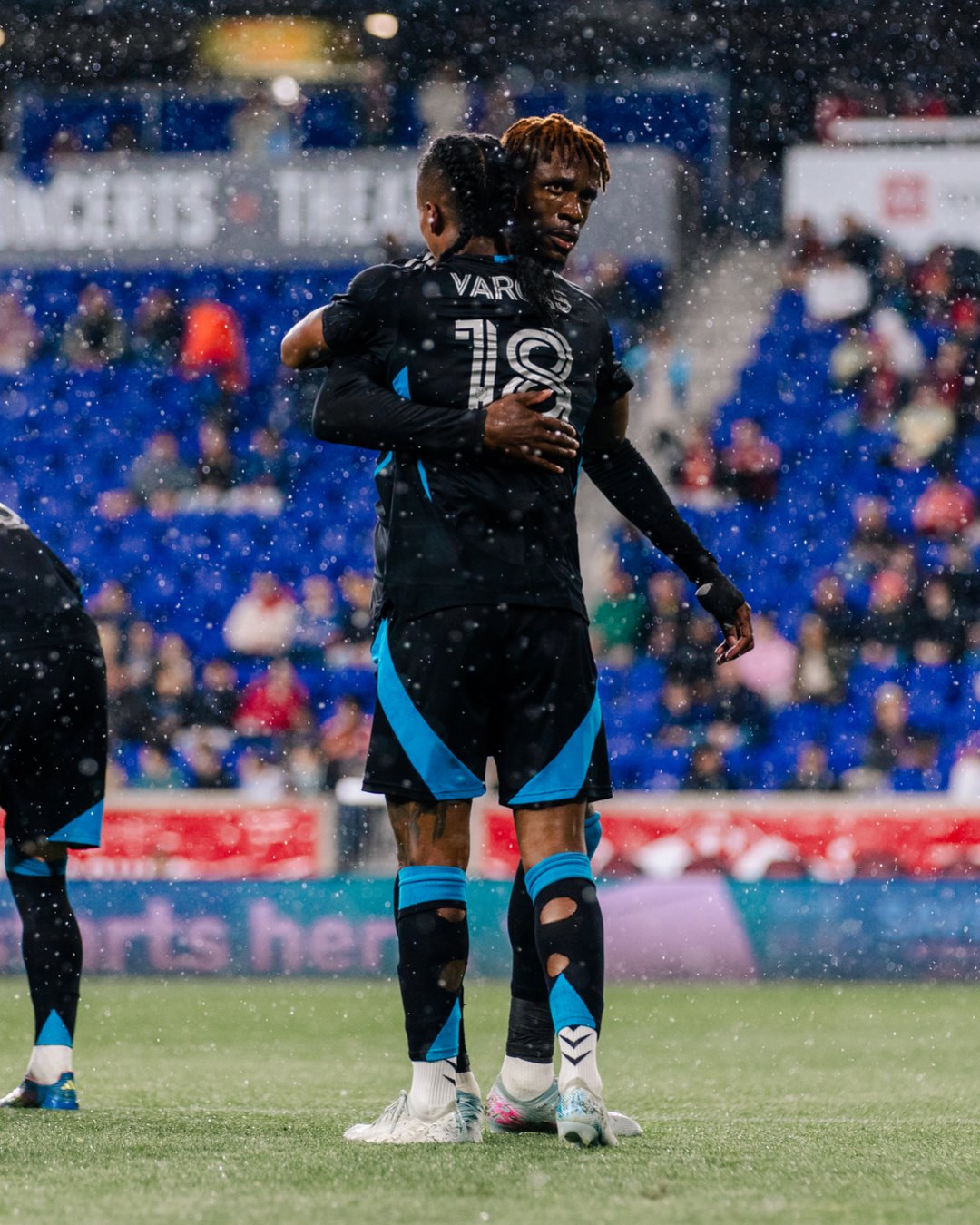Zaha y Kerwin celebran el primer gol del Charlotte FC en el encuentro