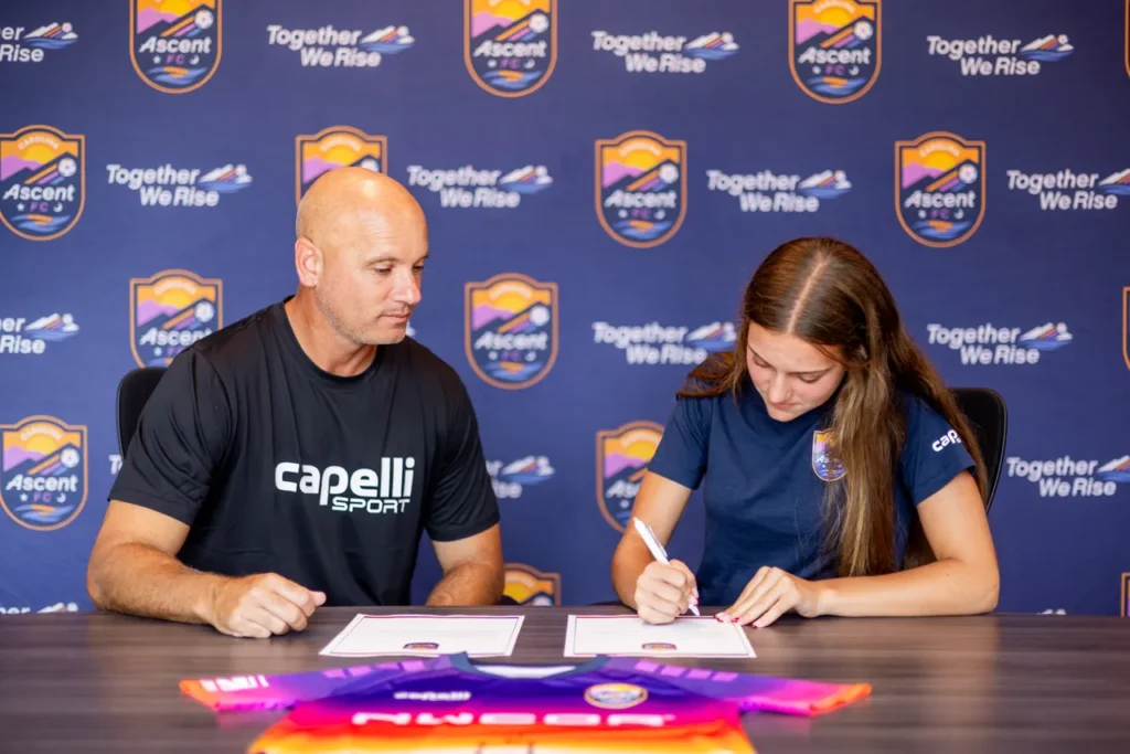 La delantera Stella Spitzer, de solo 15 años, firmó contrato profesional con el Carolina Ascent FC, haciendo historia en la Gainbridge Super League.