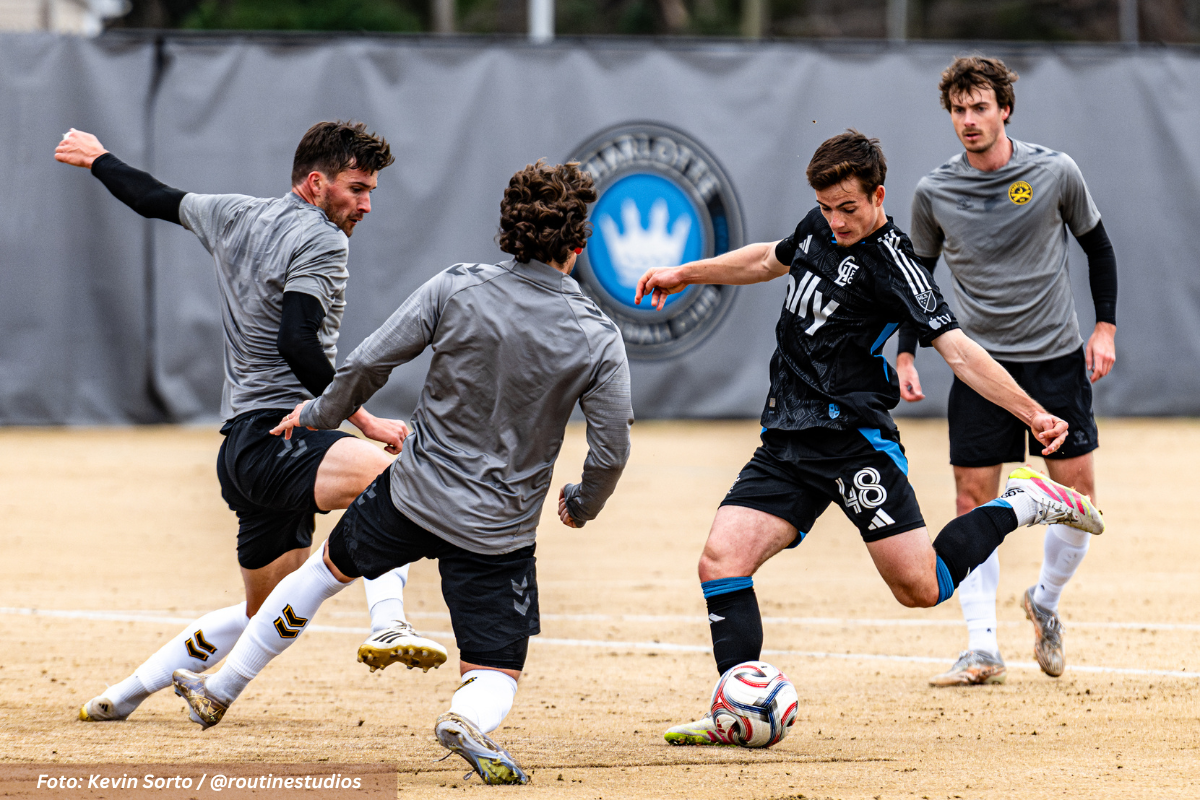 Charlotte FC firma a Aron John